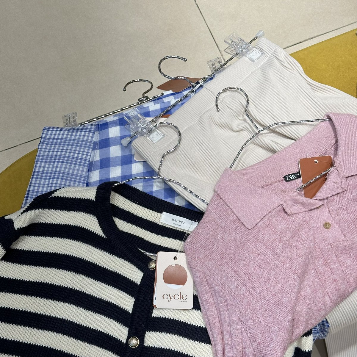 tamjaichunbkk's tweet photo. เราเพิ่งรู้ว่า SOS เค้ามีโซนเสื้อผ้ามือสองด้วย Cycle by SOS มีของให้เลือกเยอะมาก เสื้อผ้า กระเป๋า รองเท้ามีครบ👗👛🫶🏻 เดรสไปงานก็มี บอกเลยว่าถ้าค่อยหาๆ เจอ item น่ารักๆ สวยๆ แน่นอน ทุกชิ้นคือสภาพดี 80% ขึ้นไปเลยนะ ✨ https://t.co/4rJa9zy0a4