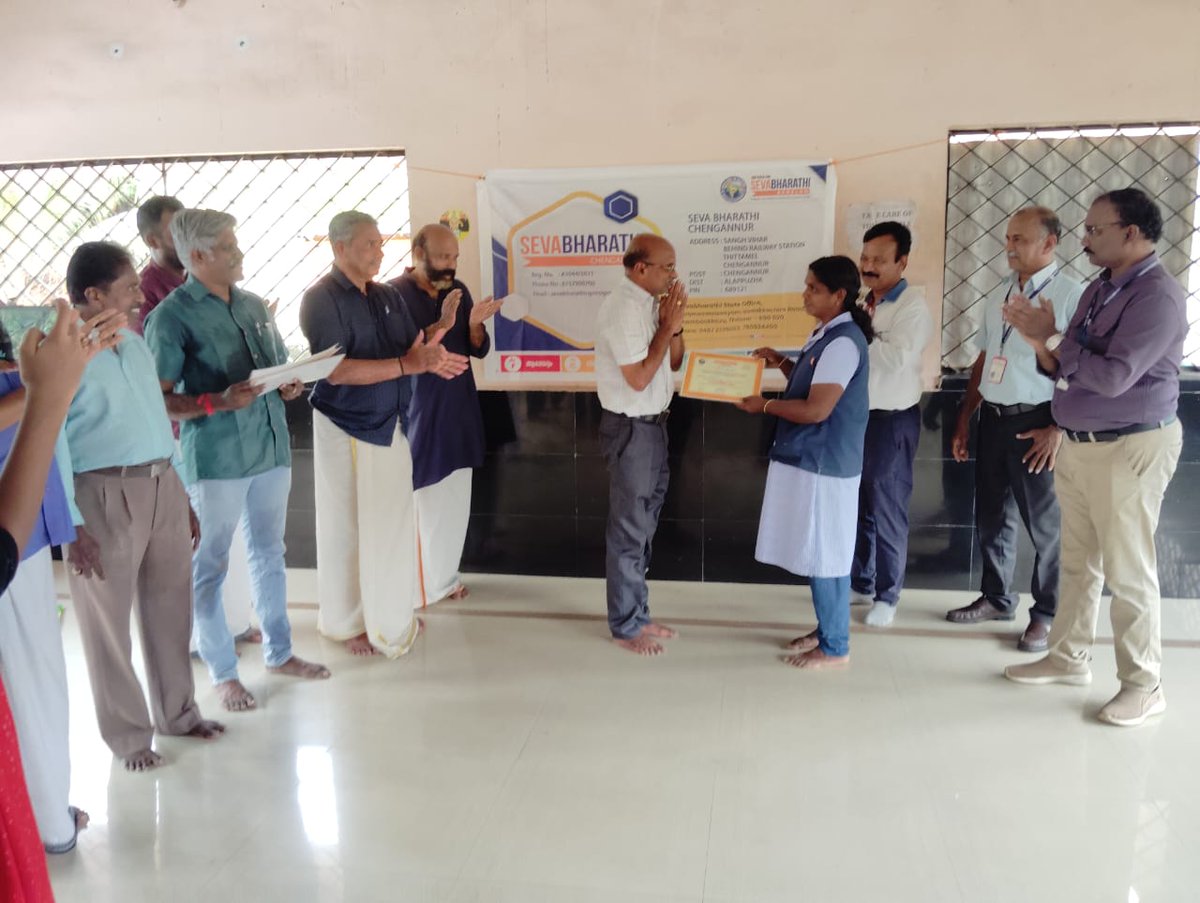 #MahatmaGandhiJayanti observed at Chengannur Railway station by arranging #SwachthaHiSeva activities.
Housekeeping staff with SS/CNGR,Dy.SMR, HI/CNGR & railway staff paid tribute to #MahatmaGandhi. and took the #Swachhata pledge. #Safaikarmacharis were honoured.  #gandhijayanthi