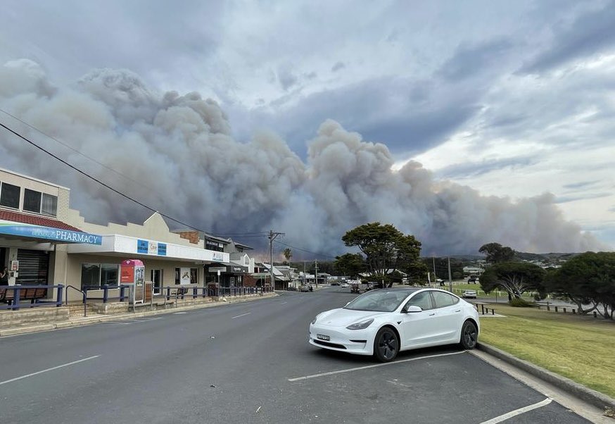 mattkronborg's tweet photo. Rapidly growing #bushfire to the west of #bermagui heading towards #cuttagee #nsw now.  #emergency #localnews #news @abcnews @SBS @smh Part of the area recently burned in massive NYE2019 fires. #climate https://t.co/FmGuKi8h0Z