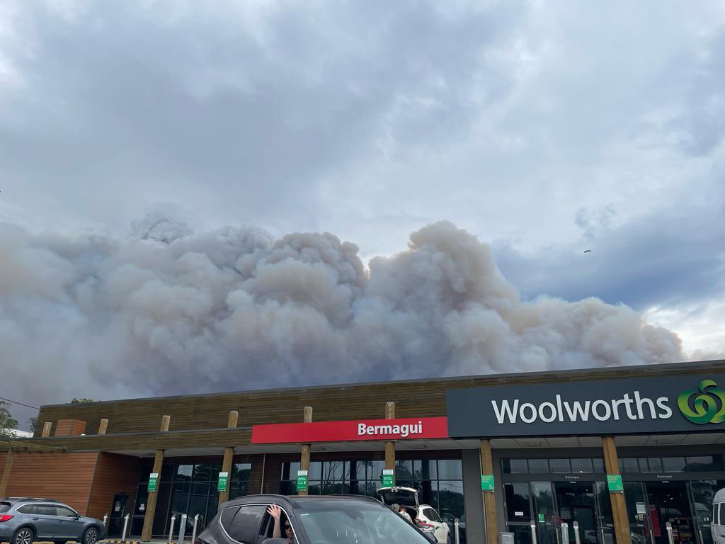 mattkronborg's tweet photo. Rapidly growing #bushfire to the west of #bermagui heading towards #cuttagee #nsw now.  #emergency #localnews #news @abcnews @SBS @smh Part of the area recently burned in massive NYE2019 fires. #climate https://t.co/FmGuKi8h0Z