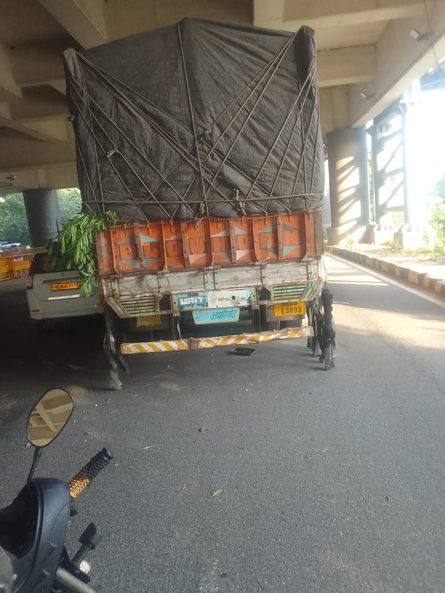 dtptraffic's tweet image. Traffic Alert 
Traffic is affected on Mathura road in the carriageway from Badarpur towards Ashram due to breakdown of an MGV near Sarita Vihar metro station. Kindly avoid the stretch.