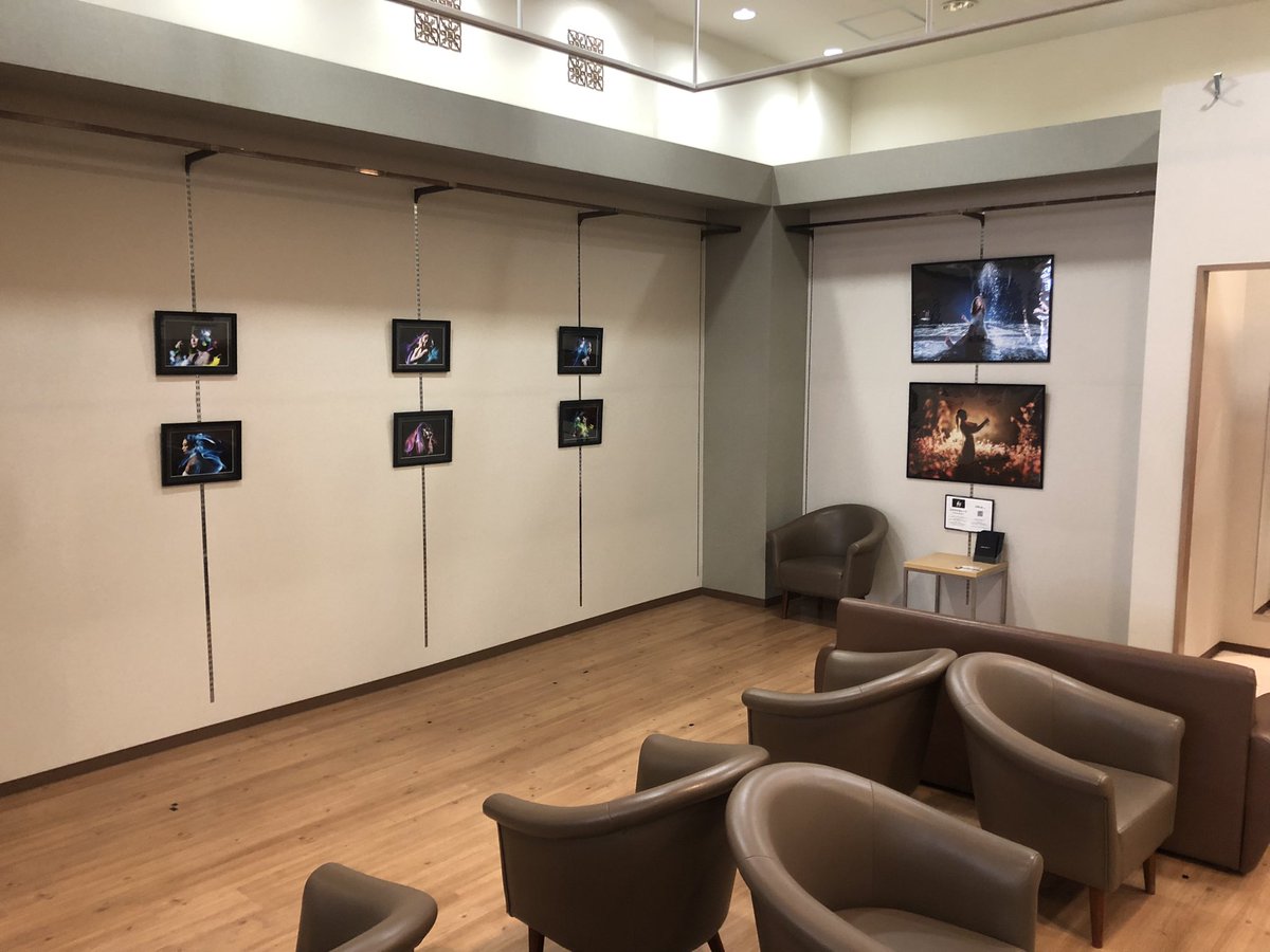maxfreedom_masa's tweet photo. 香川県イオンモール綾川フラワーコート2階すぐの空きスペースにて、引き続き写真を展示しています。
ミヤタケヨシノブ氏の作品を更新致しました。ハイセンスなポートレートの世界を感じて下さいませ。
私の作品も展示中。
お待ちしてます。
#ミヤタケヨシノブ #koutaleiter
#tegami
#masayukinakano https://t.co/T6lwEj6LTj