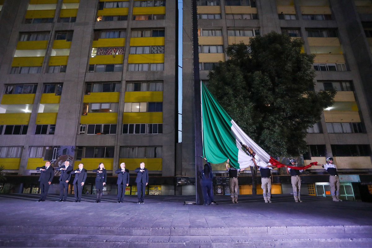 A 55 años de los  hechos ocurridos el 2 de octubre de 1968 en #Tlatelolco, recordamos a los jóvenes que perdieron su vida en demanda de un México mejor. ¡No vivamos de rodillas, luchemos por lo que es nuestro! #SandraCuevasAlcaldesa