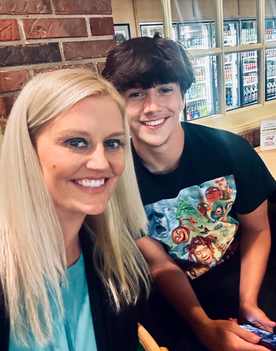 HutchB22's tweet photo. Ermergerd I forgot how fucking pretty we are… -#nofilter  #forreal #egowhat  #family #IdKillForYou 😆 https://t.co/Fexg5Dw4qX