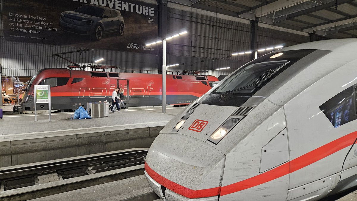 DerFrankyman's tweet photo. Vorne unser ICE, dahinter der Railjet nach Wien.
Den wir nicht nehmen dürfen.
Weil die Mobilitätsservicezentrale für München 24 Minuten für den Umstieg vorschreibt und wir nur 20 Minuten haben.
Selbst mit kleiner Verspätung hätten wir den laut Personal München locker nehmen können. Zumal er auch einen eingebauten Hublift hat.
Tickets haben wir aber für den nächsten.
Bedeutet 1 Stunde weniger in Wien.