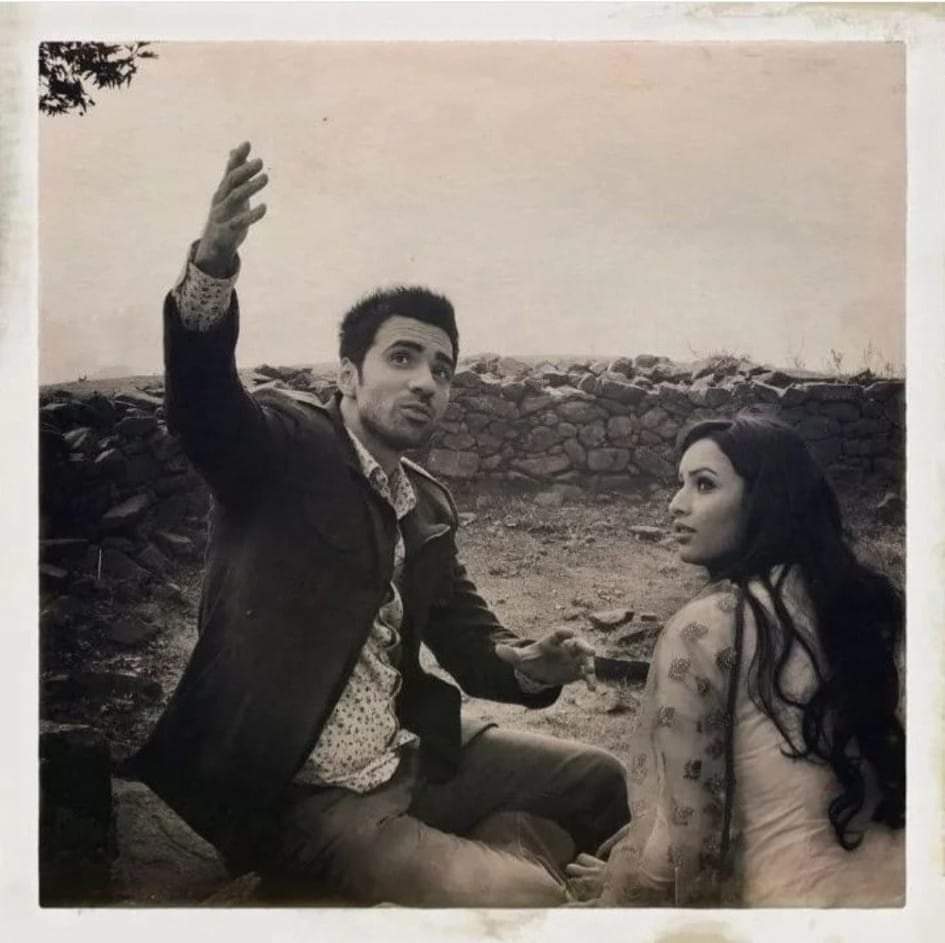 मेरी आँखें देखकर 
कोई मंझा चित्रकार 
बना सकता है तुम्हारी तस्वीर।।

(फ़ोटो: लैला मजनू,2018)