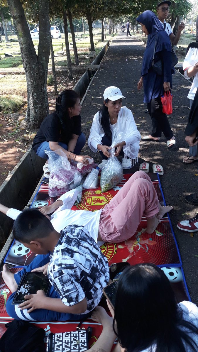 Resilver__Han's tweet photo. Yaaa gitu.. senang https://t.co/rczAMAA0nm