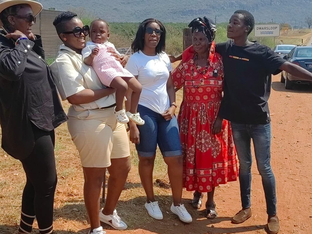 BlessingMotena's tweet photo. Gateway wth family ❤️🙈🙊🎊✌🏽 https://t.co/Tn4TyWagdJ