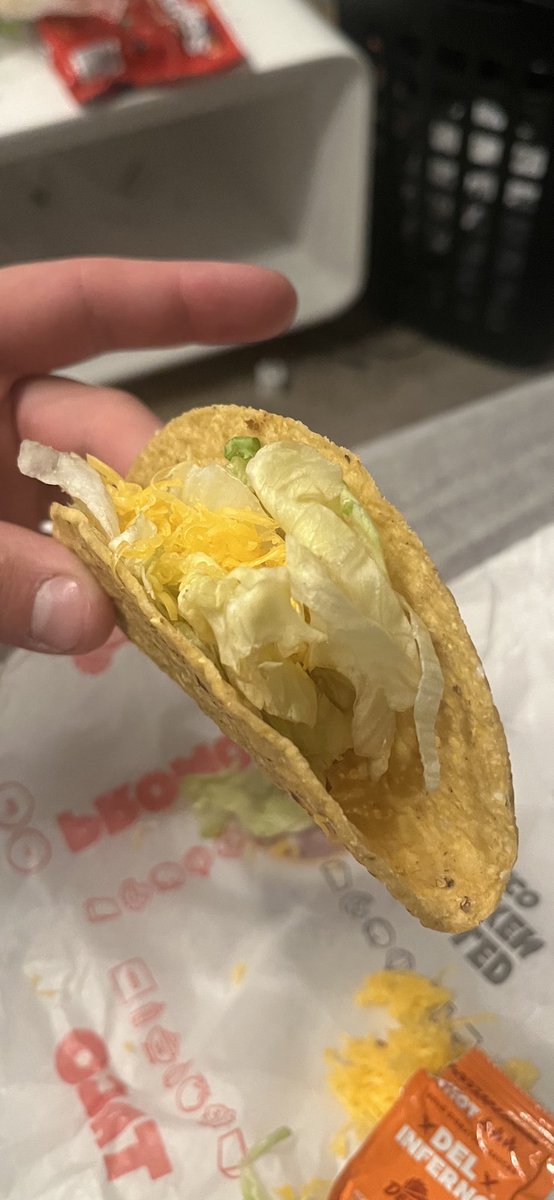 heffeboom's tweet photo. @DelTaco just robbed me and gave me some lettuce tacos… all that empty space🤣😂😒 https://t.co/NovnAC8bdB