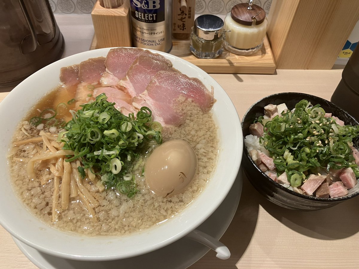 hip_rahmen's tweet photo. #森井 #MORRY #南林間
ハイダにご挨拶行く前に腹ごしらえで再凸。
この日はネギ増しが出来ないとのことでめっちゃ凹んだ。
時間もあるから米と替玉も食ったけど良い感じやね。
てかテーブルにある黒七味と柚子胡椒が最高よ。
ラーメンに合うんやね。
こうなると塩とか他の味も気になるからまた行くべ。 https://t.co/wDdnAejeIN
