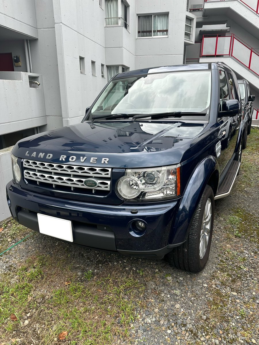 laybrick1996's tweet photo. オーナー様からの直接買取で入庫しました、バルテックブルーのディスカバリー4🇬🇧
紺色の外観に、ベージュ内装がお洒落です😊
#landrover #discover4 #ランドローバー #ディスカバリー4 https://t.co/CKEIYXvpxY