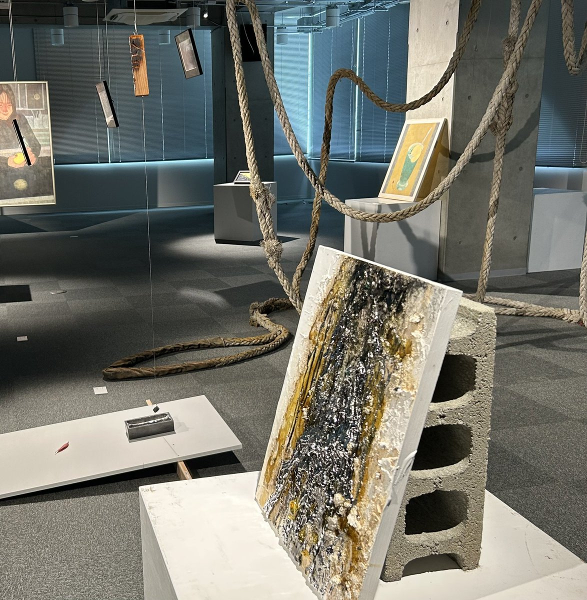 #九州大学芸術工学部 栗山斉研究室の学生３人によるアート作品展『lingering summer in a puddle』を観に行ってきたぞぅ。

明日2023.10.4(水)まで（10時〜19時）九州大学大橋キャンパス デザインコモンズ2Fで開催しているよ。
誰でも観ることができるので、ぜひどうぞ😘
#MinamikuArtNext