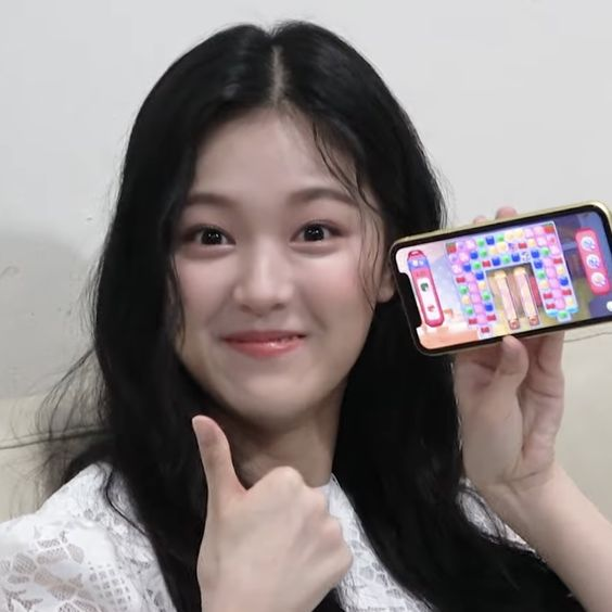 dailyaeong's tweet photo. [🎧] #LOONA #LOOSSEMBLE #HYUNJIN https://t.co/4r0xOGx71q