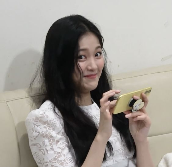 dailyaeong's tweet photo. [🎧] #LOONA #LOOSSEMBLE #HYUNJIN https://t.co/4r0xOGx71q