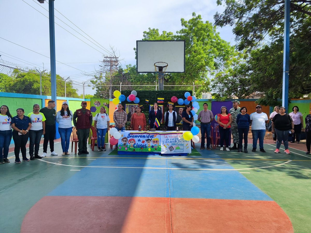 La muchachada zuliana retornó a la escuela este 2 de octubre, acudiendo al llamado de nuestro Presidente Nicolás Maduro y la Ministra Yelitze Santaella, para dar inicio al primer momento pedagógico de año escolar 2023-2024.
#VenezuelaPresenteEnLaEscuela
#LlegaronLasClases
