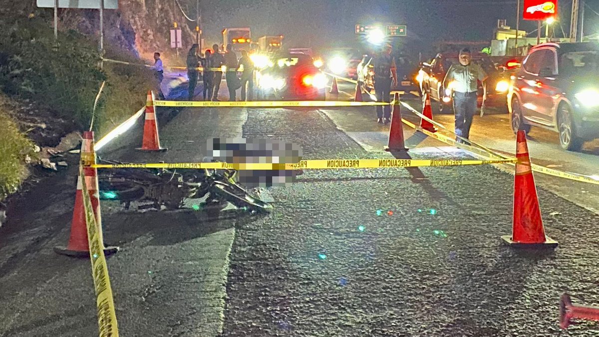 AlertaQro's tweet photo. 🚨Derrapa pareja “biker” en el surponiente; él murió arrollado 

La potente motocicleta que tripulaban quedó casi intacta, no así los pasajeros, quienes no volverán a rodar juntos.

👉https://t.co/GxYptBkE3u https://t.co/uIMOwAsCQP