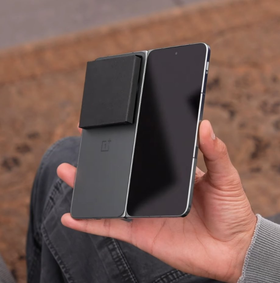 maqdamyasir's tweet photo. #OnePlusOpen hands on look! 👀

✅ Gapless hinge
✅ Alert slider
✅ Light &amp; slim design

The form factor seems to be somewhere between Find N2 and Mix Fold.
Designed for the most convenient experience, OnePlus is also working with Google to optimise app experience for fold. https://t.co/RVLwkkwbth