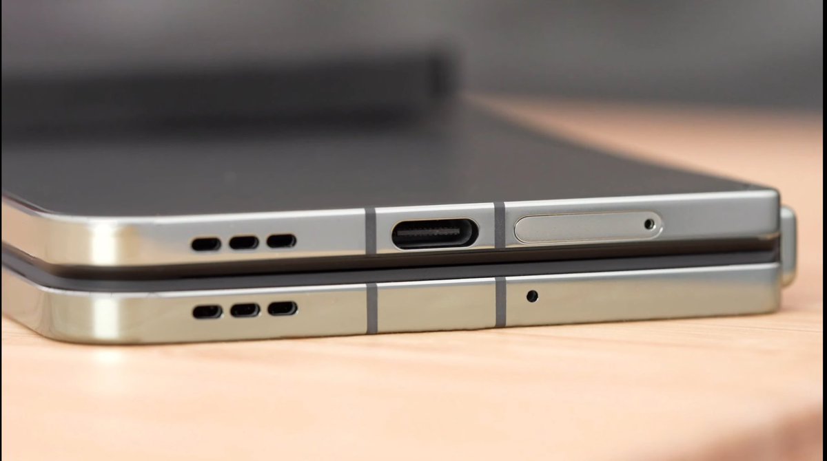 maqdamyasir's tweet photo. #OnePlusOpen hands on look! 👀

✅ Gapless hinge
✅ Alert slider
✅ Light &amp; slim design

The form factor seems to be somewhere between Find N2 and Mix Fold.
Designed for the most convenient experience, OnePlus is also working with Google to optimise app experience for fold. https://t.co/RVLwkkwbth