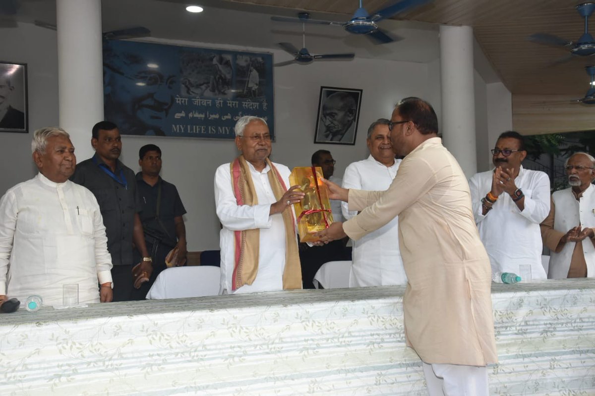 NitishKumar's tweet photo. राष्ट्रपिता महात्मा गांधी जी की जयंती के अवसर पर पटना के गांधी संग्रहालय परिसर में आयोजित कार्यक्रम में शामिल हुआ। वहां बापू के चित्र पर पुष्पांजलि अर्पित की। गांधी जी के द्वारा बत��ई गई हर बात को न सिर्फ याद रखना है बल्कि ज्यादा से ज्यादा नई पीढ़ी के लोगों को बापू के विचारों से अवगत कराना है और यह काम हमलोग करा भी रहे हैं। गांधी संग्रहालय परिसर के विकास के लिए काफी अच्छा और बेहतर ढंग से काम किया गया है। गांधी संग्रहालय के समीप पांच हजार क्षमता वाले बापू सभागार का निर्माण कराया गया है, देश में इतना बड़ा सभागार कहीं नहीं है। पटना में बापू टावर का भी निर्माण कराया जा रहा है। बिहा��� में प्रारंभ से ही हमलोग बापू के विचारों को ध्यान में रखते हुए विकास कार्य करा रहे हैं।