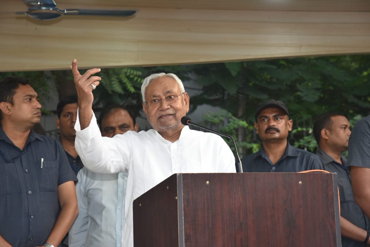 NitishKumar's tweet photo. राष्ट्रपिता महात्मा गांधी जी की जयंती के अवसर पर पटना के गांधी संग्रहालय परिसर में आयोजित कार्यक्रम में शामिल हुआ। वहां बापू के चित्र पर पुष्पांजलि अर्पित की। गांधी जी के द्वारा बत��ई गई हर बात को न सिर्फ याद रखना है बल्कि ज्यादा से ज्यादा नई पीढ़ी के लोगों को बापू के विचारों से अवगत कराना है और यह काम हमलोग करा भी रहे हैं। गांधी संग्रहालय परिसर के विकास के लिए काफी अच्छा और बेहतर ढंग से काम किया गया है। गांधी संग्रहालय के समीप पांच हजार क्षमता वाले बापू सभागार का निर्माण कराया गया है, देश में इतना बड़ा सभागार कहीं नहीं है। पटना में बापू टावर का भी निर्माण कराया जा रहा है। बिहा��� में प्रारंभ से ही हमलोग बापू के विचारों को ध्यान में रखते हुए विकास कार्य करा रहे हैं।