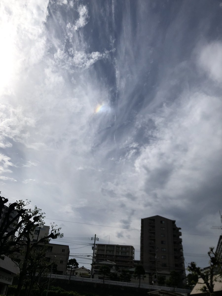 monashimanaoki's tweet photo. 雨も降ってない空で一箇所だけ虹っぽいのが出来てた！ https://t.co/CFGuapGTPU