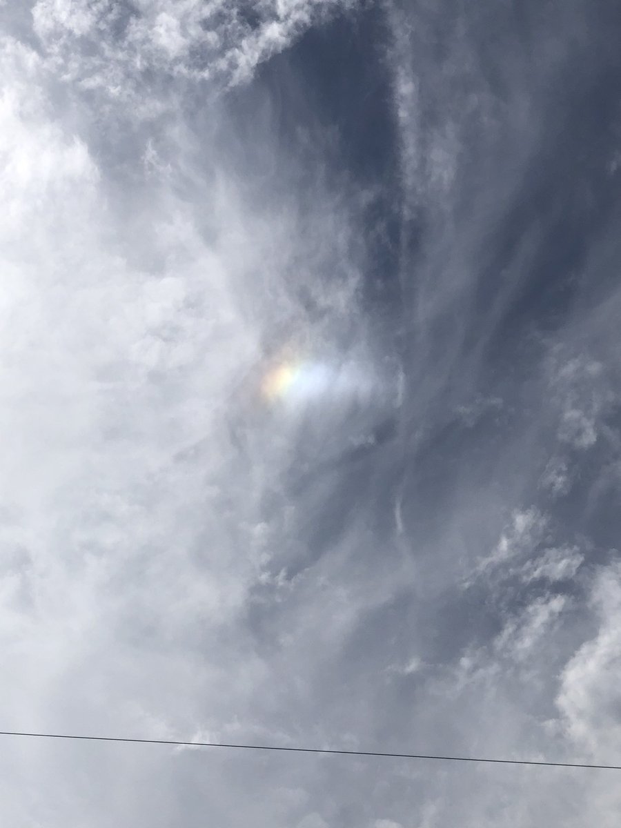 monashimanaoki's tweet photo. 雨も降ってない空で一箇所だけ虹っぽいのが出来てた！ https://t.co/CFGuapGTPU
