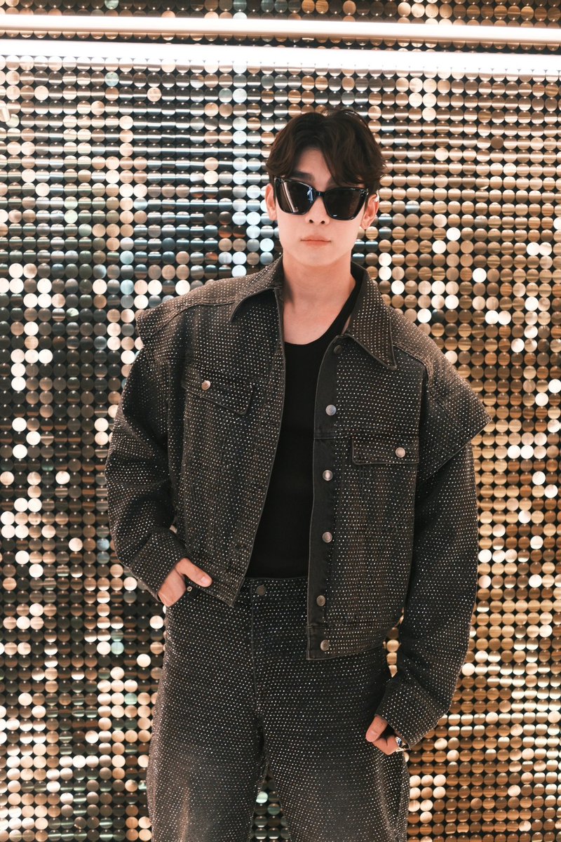 ELLEThailand's tweet photo. มิว ศุภศิษฏ์ @MSuppasit ร่วมงานปาร์ตี้เปิดตัวคอลลาบอเรชั่นครั้งใหญ่แห่งปี ‘H&amp;M x Rabanne' ในไนต์คลับกลางกรุงปารีส โดยมีกำหนดวางขายที่หน้าร้านและช่องทางออนไลน์ https://t.co/oL1k5Y9aqt ในวันที่ 9 พฤศจิกายน นี้ สายแฟตัวจริงห้ามพลาด!

#ELLEnews 
#HMThailand #RabanneHM #MewSuppasit https://t.co/3EsjWJqLrs