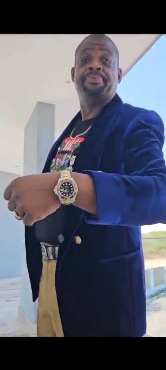 ntatrix1's tweet photo. Watch #BhekiCele
@sarstax @NPA_Prosecutes they'll all be holding meetings wanting to kill him not arrest n issue a statement that "he was in a shootout with police with no evidence " that's how our BLACK SA brothers are treated

#ShamilqBatohi won't even arrest Indian drug in NUR https://t.co/eznAes2XrQ