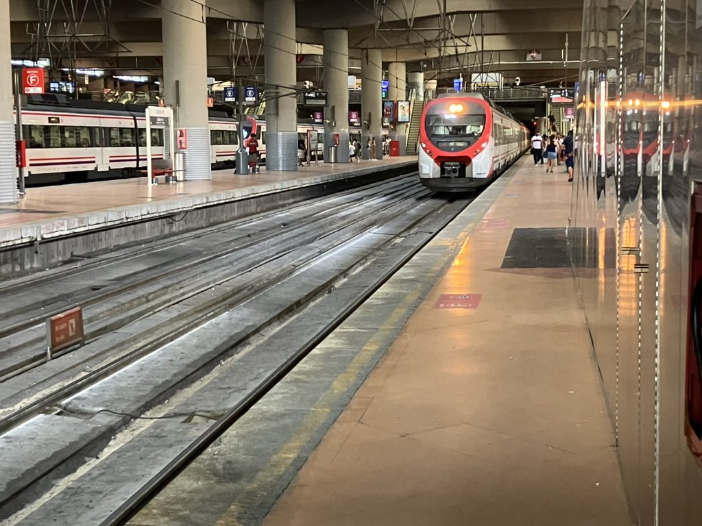 Buenos días. Puedes informarte sobre el estado de la circulación de los trenes de Cercanías a través de nuestro sistema de avisos personalizados. Suscríbete en 👉@CercaniasAvisos. Muchas gracias por la fotografía, @FernandeezBrya1.