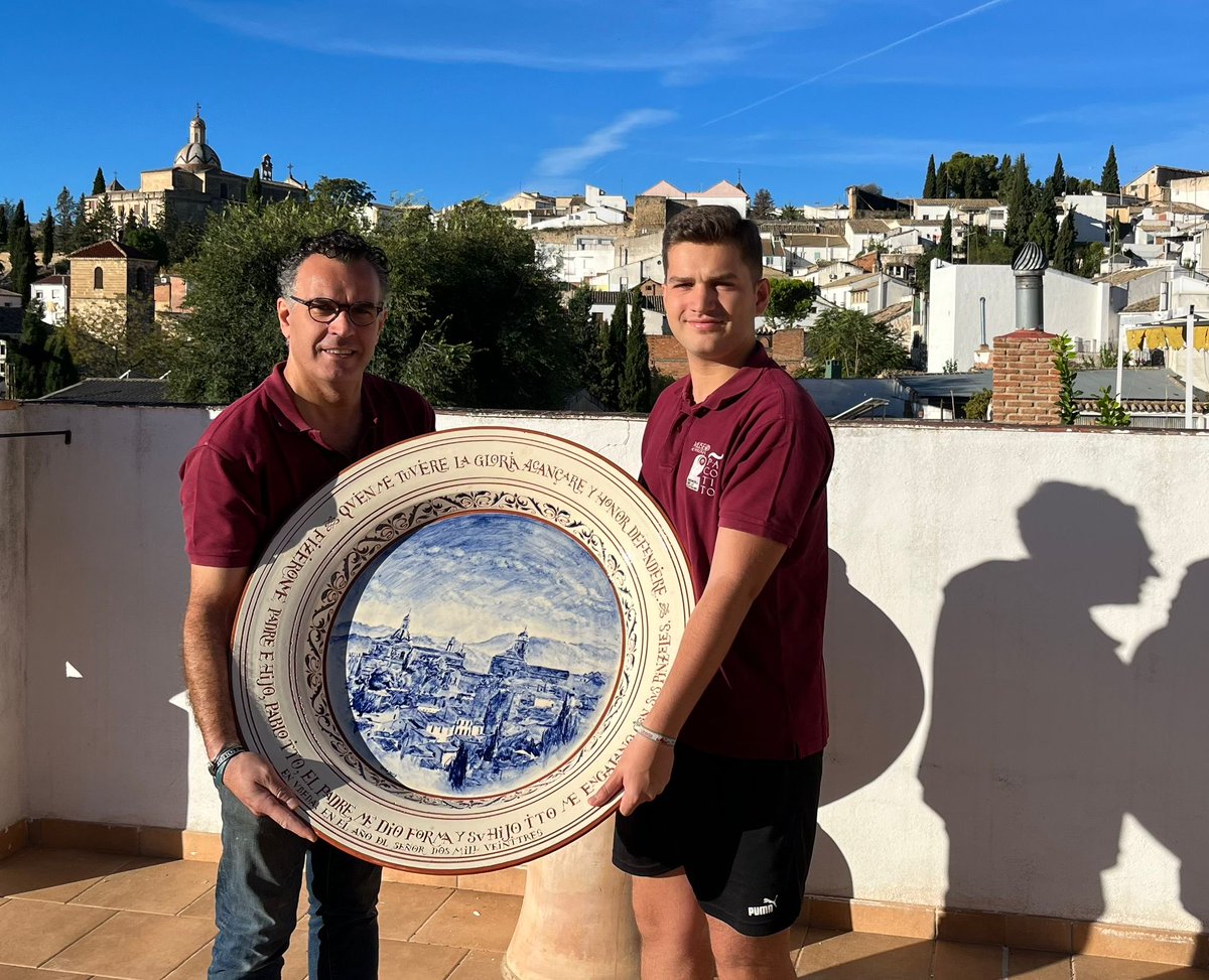 Buenos y prudentes días con la imagen de una joya: el plato que, al alimon, arte en barro, han presentado en su Úbeda natal, padre e hijo, Juan Pablo y Tito, orgullosos alfareros, mis “sobrinos”…