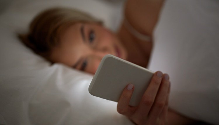Solltest Du Dein Handy nachts ausschalten? 🌙 Ein ausgeschaltetes Smartphone minimiert Strahlung, schont den Akku und fördert einen erholsamen Schlaf. Überlege es Dir! #HandyNachtsAus #GesunderSchlaf #TechTipps #Nachtruhe