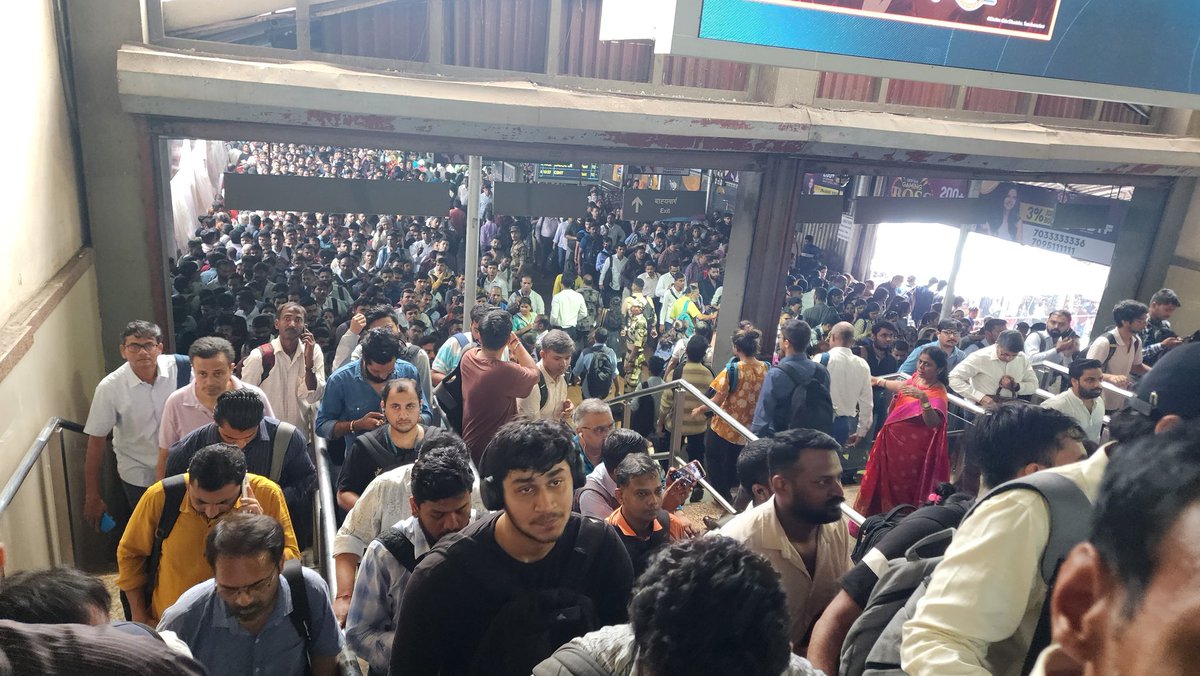 Melvin131989's tweet photo. @MumbaiMetro01 ghatkopar station. It's crazy https://t.co/nwTwXdFfRK