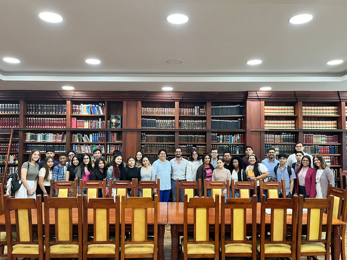 PoliticasUg's tweet photo. Lindo y memorable primer día de clases.

Visitamos la biblioteca patrimonial Pino Rubira; recorrimos la historia a través del mural de @UGJURIS; nos reunimos en el ágora cívica democrática de la @UdeGuayaquil y los estudiantes dieron sus discursos como futuros presidentes del 🇪🇨. https://t.co/OkjDRG9Isz