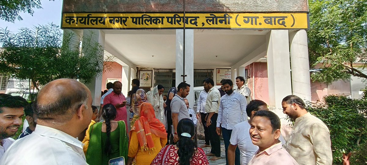 jpgupta3333's tweet photo. Loni nagar palika parishad ko murda mante hue loni ghaziabad ke sabhi sabhashad apna mundan krwa rhe hai.
Kyoki yaha ki AEO, CHAIRMAN koi bhi public ki or sabhashad ki ni sun rha hai koi bhi baat. Apni bharastachari faila rhe hai. https://t.co/RXQEFHdO38