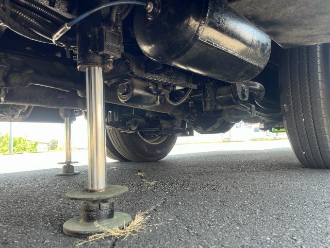 FJY_Moving_Base's tweet photo. 昨日の車の正体はロングボディのマイクロバスのなのですが、

仕様はイベントや実用性を見据えて
・超大型電源車
・施工相談室
・エアコン、FFヒーター搭載の快適キャンパー
・モトクロスバイク搭載可能(トランポ)、バイクを下ろすとバッテリーの出張施工可能

アウトリガーなんかもついていてベースはほぼ理想形でした。

どこまでできるかわかりませんが、欲張りな仕様で行きたいと思ってます笑
今の僕とムービングベースと協力業者さまの本気を詰め込んで作ります！