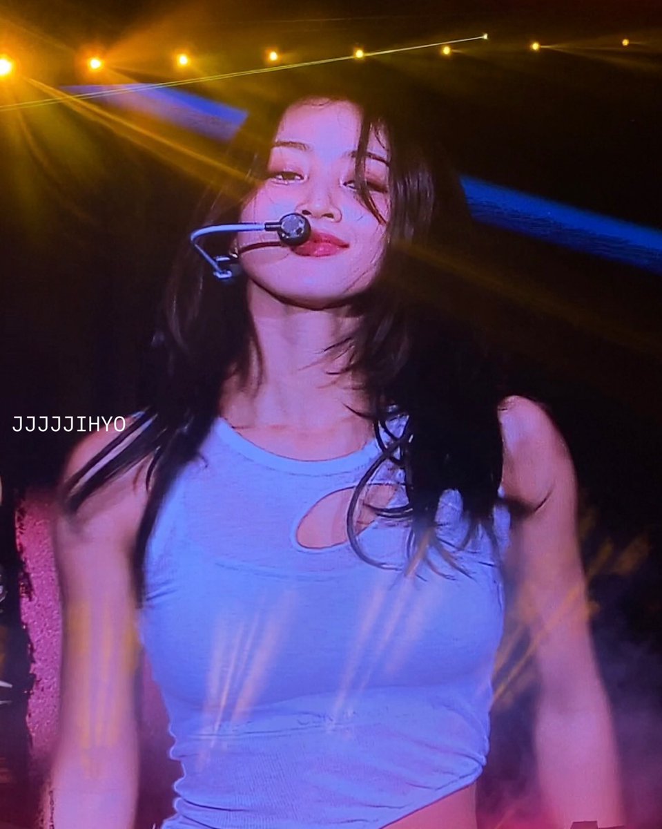 llldsunbae09's tweet photo. Been seeing countless tweets that Jihyo biased wreck the whole Philippines and I'm so proud

Filo-Onces got the energy to match Jihyo's and if you closely watch the clips, Jihyo was quickly smiling at all the loud reactions she was getting 🤭😍

#TWICE_5TH_WORLD_TOUR #TWICEinPH https://t.co/0T6bohmnfY