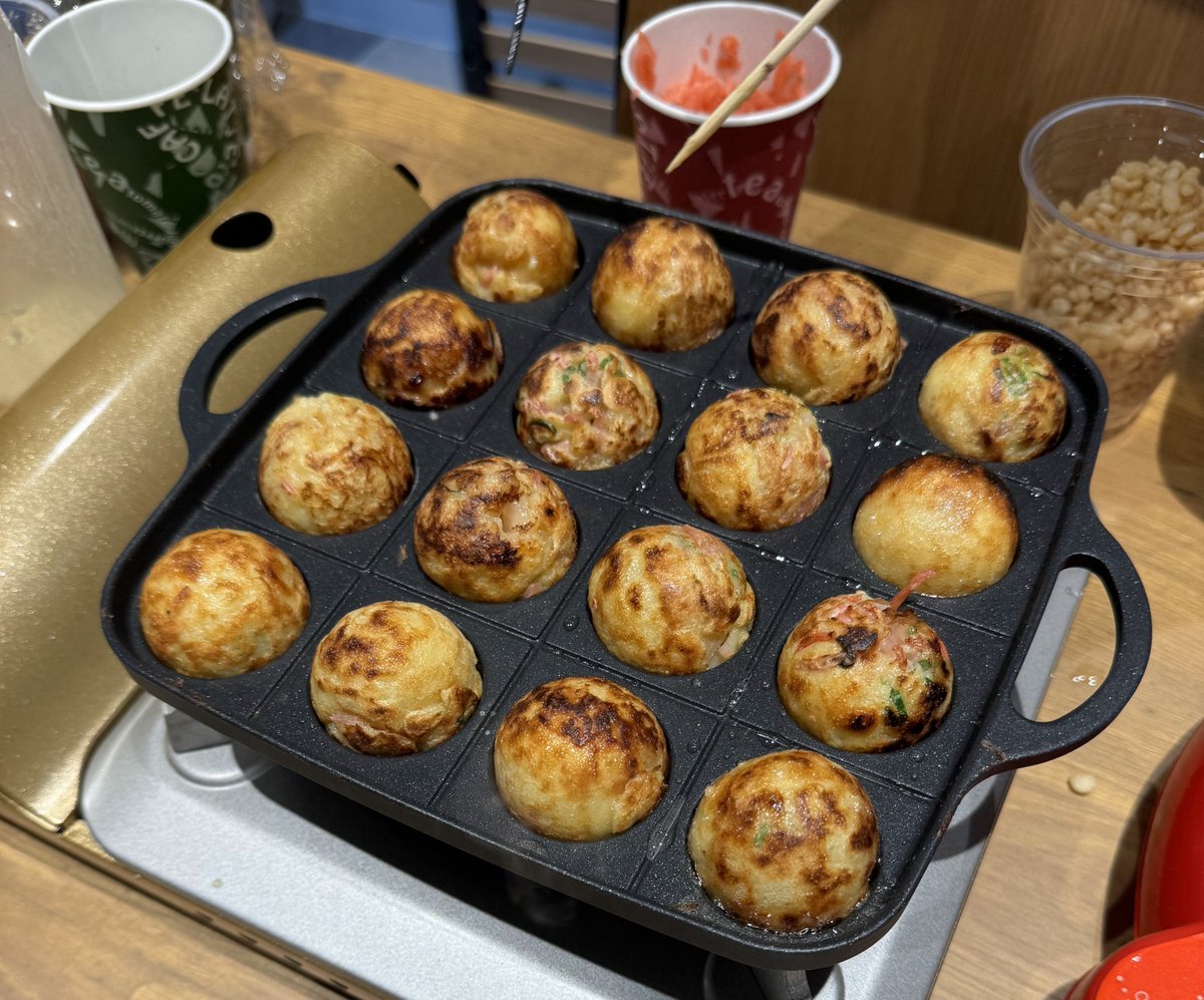 hitorisarisuke's tweet photo. 「第三回大吉たこ焼きパーティ」開催しました♪10名のオーナー様をご招待して、美味しいお酒とたこ焼きでおもてなし。数名のお客様は、終電近くまでいらっしゃるほど大盛り上がりの会になりました😆焼くのめちゃくちゃうまくなった。 https://t.co/4YSAPSqx2d