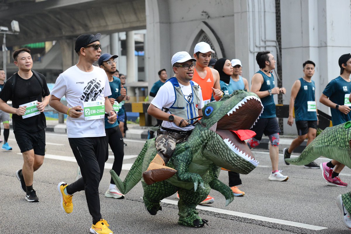 steventsh's tweet photo. 1 OCT 2023 - #SCKLM participants running in unique costumes. https://t.co/cmEKlQmvW7