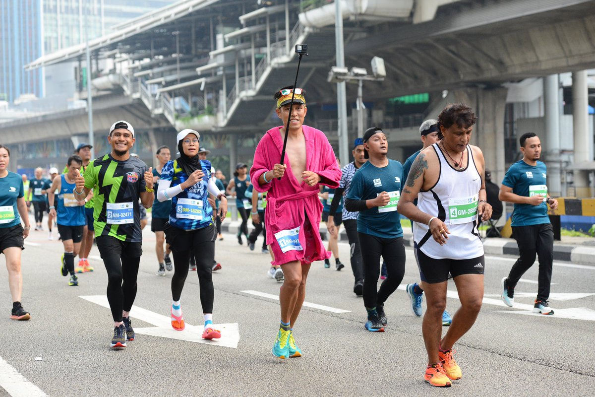 steventsh's tweet photo. 1 OCT 2023 - #SCKLM participants running in unique costumes. https://t.co/cmEKlQmvW7