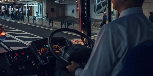 EhtDNKmARJAYZM4's tweet photo. 🚌運転士になりたくて転職した吾輩ですが、他人には薦められないし、辛い事の方が多いけど…😓

この仕事『嫌いじゃない』んですよね〜😅

正直好きとは言えないけど、嫌いじゃない仕事でメシ喰えるのはある意味恵まれてる…のですかね❓
そー思わなきゃやってらんないからかな⁉️ま、イイっか😝 https://t.co/DO6ph0ClX6