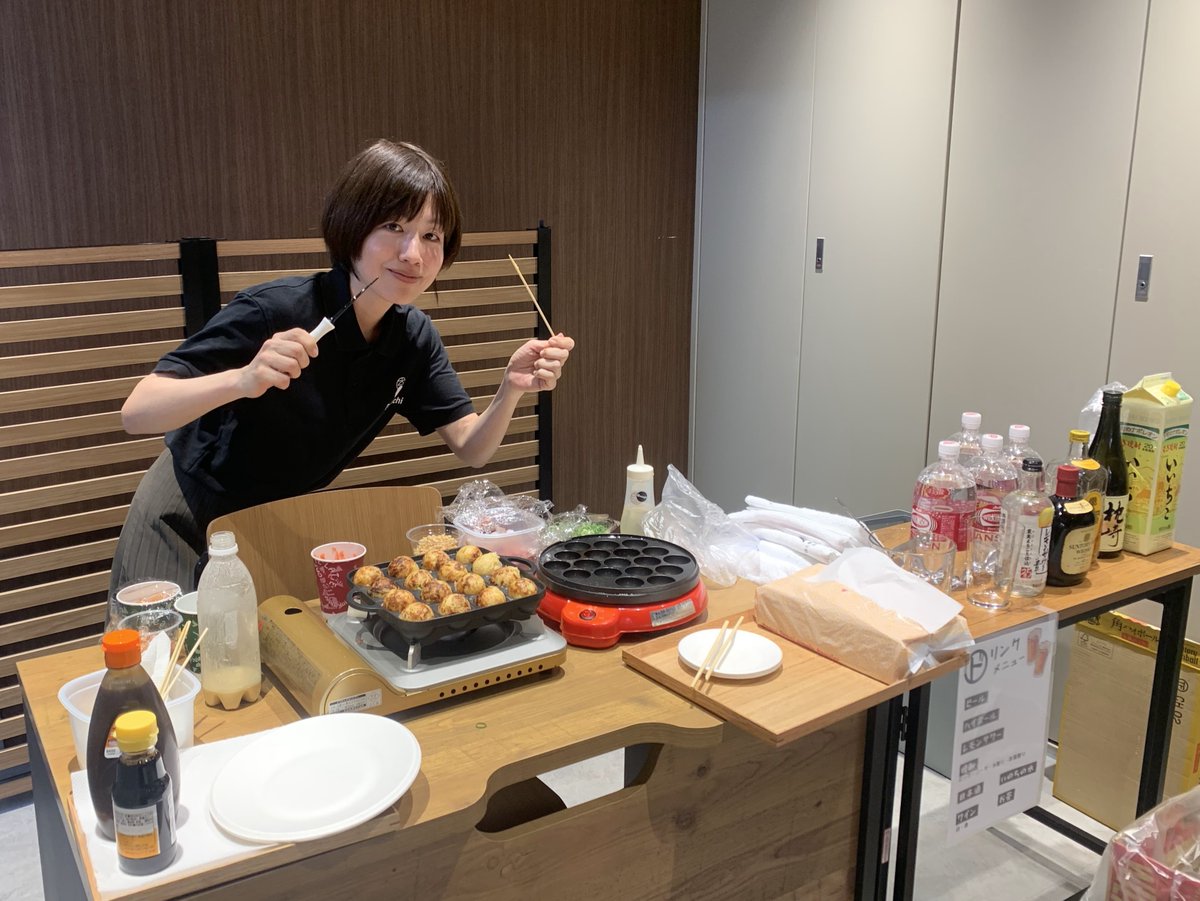 hitorisarisuke's tweet photo. 「第三回大吉たこ焼きパーティ」開催しました♪10名のオーナー様をご招待して、美味しいお酒とたこ焼きでおもてなし。数名のお客様は、終電近くまでいらっしゃるほど大盛り上がりの会になりました😆焼くのめちゃくちゃうまくなった。 https://t.co/4YSAPSqx2d