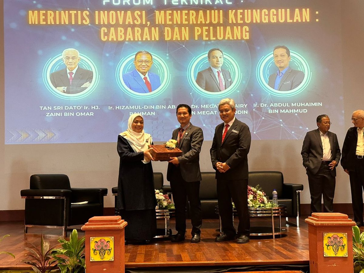 JKRElektrik's tweet photo. Panel 1: Tan Sri Dato' Ir.Hj. Zaini Bin Omar
Panel 2: Ir. Hizamul-din Bin Ab Rahman
Panel 3: Ir. Dr. Megat Zuhairy Bin Megat Tajuddin
Moderator: Ir. Dr. Abdul Muhaimin Bin Mahmud
 
#EnCon23
 PIONEERING INNOVATION, LEADING EXCELLENC https://t.co/mjHn3R3e5L