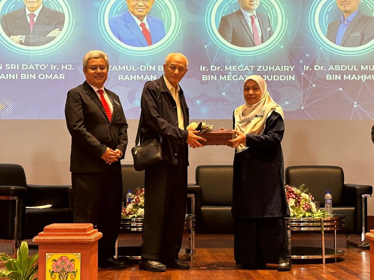 JKRElektrik's tweet photo. Panel 1: Tan Sri Dato' Ir.Hj. Zaini Bin Omar
Panel 2: Ir. Hizamul-din Bin Ab Rahman
Panel 3: Ir. Dr. Megat Zuhairy Bin Megat Tajuddin
Moderator: Ir. Dr. Abdul Muhaimin Bin Mahmud
 
#EnCon23
 PIONEERING INNOVATION, LEADING EXCELLENC https://t.co/mjHn3R3e5L