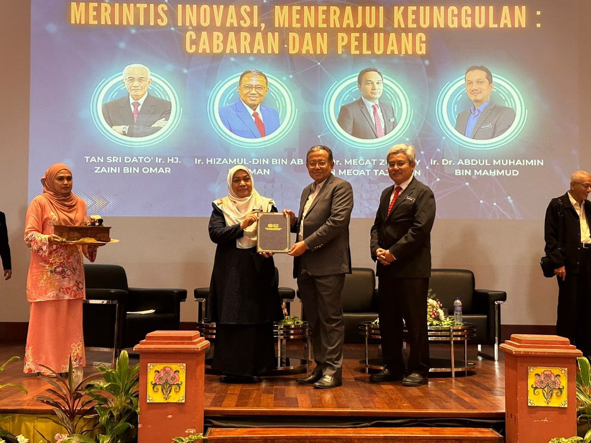 JKRElektrik's tweet photo. Panel 1: Tan Sri Dato' Ir.Hj. Zaini Bin Omar
Panel 2: Ir. Hizamul-din Bin Ab Rahman
Panel 3: Ir. Dr. Megat Zuhairy Bin Megat Tajuddin
Moderator: Ir. Dr. Abdul Muhaimin Bin Mahmud
 
#EnCon23
 PIONEERING INNOVATION, LEADING EXCELLENC https://t.co/mjHn3R3e5L