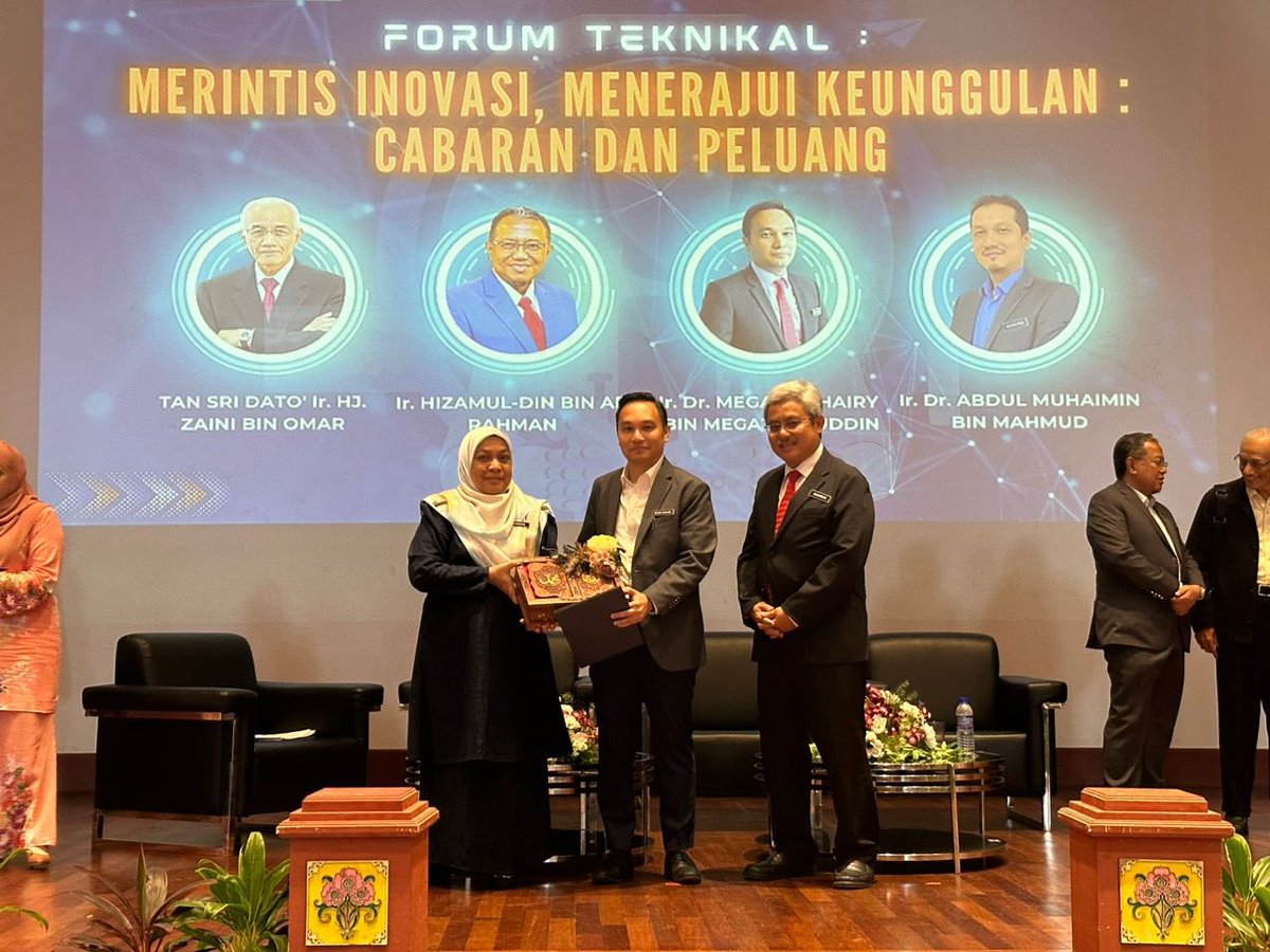 JKRElektrik's tweet photo. Panel 1: Tan Sri Dato' Ir.Hj. Zaini Bin Omar
Panel 2: Ir. Hizamul-din Bin Ab Rahman
Panel 3: Ir. Dr. Megat Zuhairy Bin Megat Tajuddin
Moderator: Ir. Dr. Abdul Muhaimin Bin Mahmud
 
#EnCon23
 PIONEERING INNOVATION, LEADING EXCELLENC https://t.co/mjHn3R3e5L