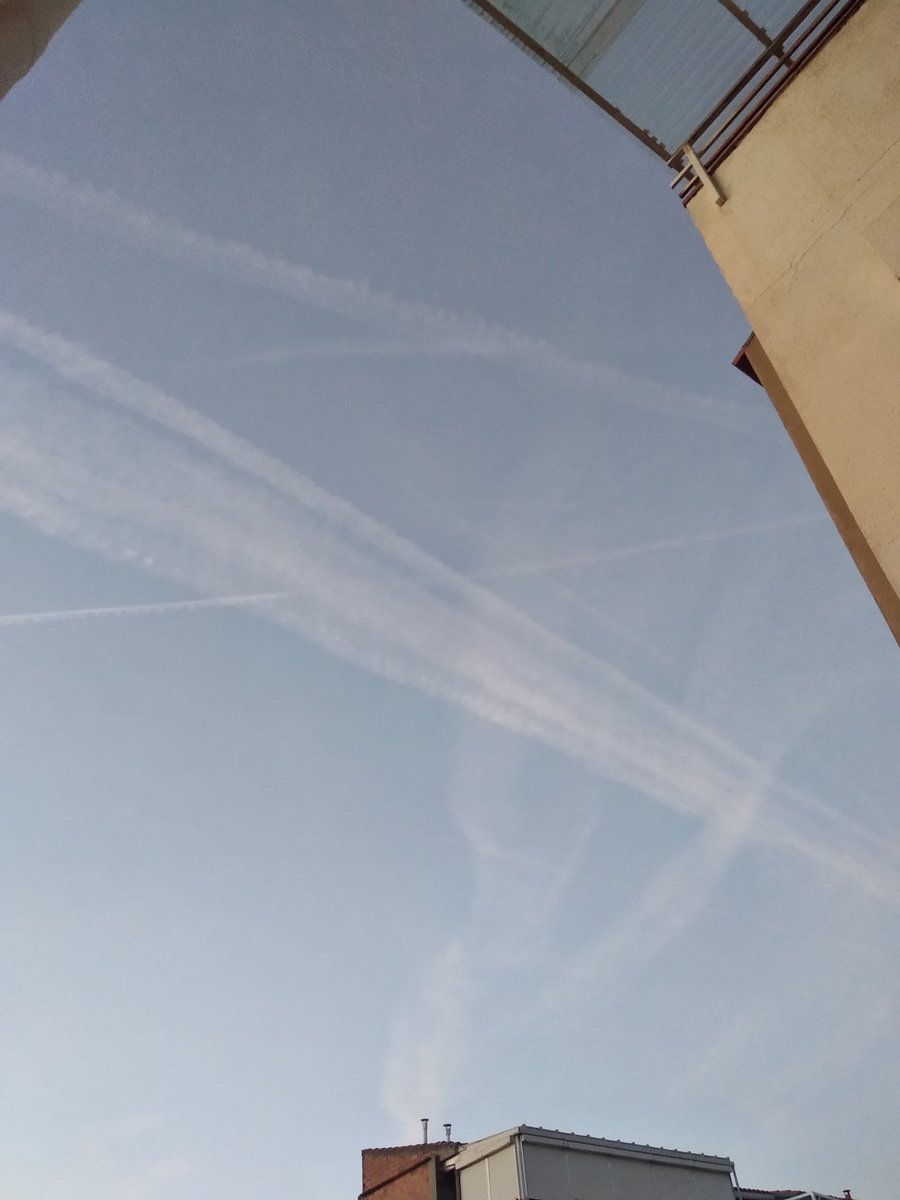 dbragu's tweet photo. BCN de bon matí. Però això ni són chemtrails, ni fumigacions ni tampoc contamina, només és vapor d'aigua... aquí els dolents som ell, tu i jo per no comprar-nos un cotxe elèctric i no fer els deures de l'agenda. Flipant. Manipulació climàtica. Guerra encoberta. @geoenginyeria https://t.co/psNyACTEB9