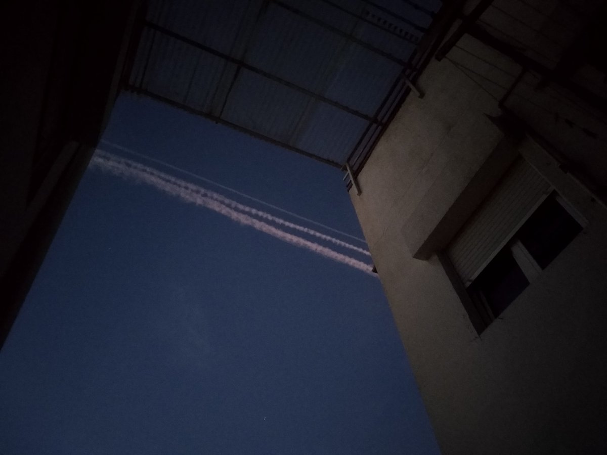 dbragu's tweet photo. BCN de bon matí. Però això ni són chemtrails, ni fumigacions ni tampoc contamina, només és vapor d'aigua... aquí els dolents som ell, tu i jo per no comprar-nos un cotxe elèctric i no fer els deures de l'agenda. Flipant. Manipulació climàtica. Guerra encoberta. @geoenginyeria https://t.co/psNyACTEB9