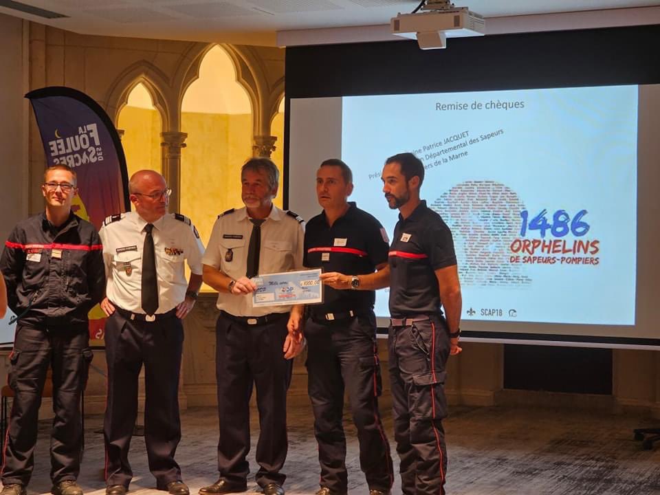SDIS51's tweet photo. Le colonel hors classe Pierre MASSON, directeur départemental des services d’incendie et de secours de la Marne était présent hier soir à la soirée de remise de dons, organisée par la #SCAP18 @fouleedessacres https://t.co/PwRXLFxyVc