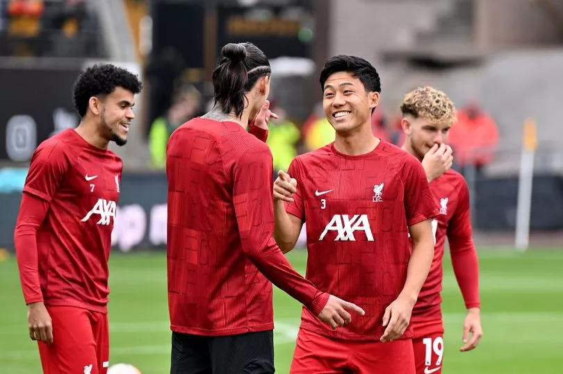 Akano_KOP's tweet photo. 遠藤 航🇯🇵
数値が示す真の可能性📊
(参照元:Opta Analyst/TheAthletic) 

"リヴァプールが遠藤を獲得したのは6番(アンカー)として"🛡️
恐らく大半の人の認識がこのようなモノだったと思います
しかし、遠藤に期待されているのは本当に"ポストファビーニョ"としての役割なのか？
今回は彼の実績から「遠藤の秘める可能性」に迫って行きたいと思います🔍👀

遠藤選手についてお話する前に、まずはリヴァプールのMF事情について触れていきましょう📋

22-23シーズン、リヴァプールは中盤(MF)選手の稼働率に問題を抱えており、危ういバランスの上に成り立っている状態でした⚖️
元々シーズン前から問題視されてはいたものの具体的な解決は出来ておらず、その夏に来たのも若手の"ファビオ･カルヴァーリョ"とレンタルで獲得した"アルトゥール･メロ"の2人だけ
当時のメンバーの年齢を見てみると…

⬇️22-23シーズン中盤選手11名(年齢順)
･ 36歳　ジェームス･ミルナー
･ 32歳　ジョーダン･ヘンダーソン
･ 31歳　チアゴ･アルカンタラ
･ 28歳　ファビーニョ
･ 28歳　AO.チェンバレン
･ 27歳　ナビ･ケイタ
･ 25歳　アルトゥール･メロ (レンタル)
･ 21歳　カーティス･ジョーンズ
･ 19歳　ファビオ･カルヴァーリョ
･ 19歳　ハーヴェイ･エリオット
･ 17歳　ステファン･バイチェティッチ

一見バランスよく見えますが、"ファビーニョ"以外の20代半~後半の選手は怪我やパフォーマンスの影響で稼働率が極端に低い状態
緊急的にレンタルしたアルトゥールも蓋を開けてみ��ば怪我の連続で、結局公式戦はCLナポリ戦で記録した13分のみ🩼
本来クラブを引っ張って欲しい年代の選手が動けないという苦しい状態だったのです

⬇️22-23シーズン中盤選手11名(全試合:出場時間順)
･ 49試合 3,534分 ファビーニョ
･ 43試合 2,556分 ヘンダーソン
･ 46試合 2,301分 エリオット
･ 28試合 1,955分 チアゴ
･ 43試合 1,306分 ミルナー
･ 23試合 1,173分 カーティス
･ 19試合    958分 バイチェティッチ
･ 21試合    646分 カルヴァーリョ
･ 13試合    525分 チェンバレン
･ 13試合    491分 ケイタ
･  1試合       13分 アルトゥール (レンタル)

中盤選手の中で1番の出場時間を確保していたのがファビーニョ
それに次ぐのがキャプテンのヘンダーソン…までは分かりますが、その後に来るのが期待の新人だった19歳のエリオット🐥
記載した20代半~後半の選手が下位3名を占めるという、いかに苦しい状況かが見て取れます
ケガの功名���ら成長した若手選手やバイチェティッチと言った新発見はあったものの、高い継続性･安定性は望めませんでした📉

22-23シーズンは終盤に"TAAシステム"を構築し、終盤の追い上げもあって何とか5位でフィニッシュ🔚
来季への期待を持ってシーズンを終えたものの、要はアーノルドを一時的に中盤選手として起用する事で中盤での支配力と創造性をブーストしていただけで、根本的な選手層の悩みは残っていました💭
しかし23-24シーズン夏の移籍市場、リヴァプールの中盤事情は大きな変革を迎える事になります🔄

シーズン終了前から既にミルナー･チェンバレン･ケイタの退団は確定していました🤜🤛
想定していたとはいえ中盤の再構築が急務のリヴァプールは早々に夏の移籍市場で動きを見せます
市場開幕から間もなくしてブライトンから"アレクシス･マック･アリスター"を獲得🚨
暫くしてRBライプツィヒから"ドミニク･ソボスライ"を獲得しました🚨
順調に行っているかと思われた補強でしたが、ここから市場が想定外の動きを見せます
そう…🇸🇦サウジアラビアの台頭です

▶️少し🇸🇦サウジアラビアの状況について触れていきます
1971年に発足した"パブリック・インベストメント・ファンド"(PIF)はサウジアラビアの政府���ファンドの1つで推定総資産7,760億ドル(16兆円超)を保有していると言われています(Wikipedia)
現在はサウジアラビアの事実上の支配者である"ムハンマド・ビン・サルマーン王太子"によって管理されており、近年ではプレミアリーグの"ニューカッスル･ユナイテッド"買収が耳に新しいかと思います
そんなPIFが23年6月5日"自国サッカーリーグ所属の4クラブの経営権獲得"を発表
クラブは①アル･イテハド②アル･ナスル③アル･ヒラル④アル･アハリの4つで、クリスティアーノ･ロナウド所属のクラブも含まれていますね
目的としては「リーグの商業収入を2022年の1億2000万ドルから年間4億8000万ドル以上に引き上げるとともに、民間投資機会を生み出し、2030年までにリーグの市場価値を8億ドルから21億ドル超に高めること」らしいのですが…リーグの競争率や応援するサポーターとしてどうなんでしょうね
一部では"スポーツウォッシング"を疑う声もありますが、実質的にお金を手にしたクラブはその額にものを言わせた選手獲得へ動き出します
(※スポーツウォッシングとは:特定の個人･団体･国家がスポーツを利用して、自身のイメージを向上や問題の隠ぺいを図る行為)

多額の移籍金と給与を武器に次々とヨーロッパから選手を獲得💰
最終的には上記4クラブだけで約€835.1m(1,704億円)もの金額を移籍金につぎ込み、最終26名の補強を行いました
他にもスティーブン･ジェラード率いるアル･イテファクも約€36.3m(57.5億円)を投資し5名補強するなど、サウジアラビア内の他のクラブにも影響を与えています
そしてリヴァプールはこの大きな渦に飲み込まれていく事に🌊

昨シーズン最多時間出場のキーマンであるファビーニョ、スティーブン･ジェラード以降長年キャプテンを務めたヘンダーソンが相次いてサウジアラビアへの移籍を決断
他にも���アゴやエースのサラーにまでも粉をかけてくる始末
特にサラーへのオファーは移籍市場閉幕前の2週間ほどは大きく騒がれており、最終盤まで緊張感が漂う状態でした
結局所属していたMF11名の選手の内、なんと7選手が移籍(ローン･レンタルバック含む)
それは当時黄金期を経験した中盤コアメンバーが殆ど残らない事を意味していました🫥

⬇️23-24シーズン移籍メンバー(MF選手)
･ ジョーダン･ヘンダーソン
･ ジェームス･ミルナー
･ ファビーニョ
･ アレックス･オックスレイド=チェンバレン
･ ナビ･ケイタ
･ ファビオ･カルヴァーリョ(レンタル)
･ アルトゥール･メロ(ローンバック)

流石に中盤の枚数が足りないリヴァプールは、移籍期間も中盤を過ぎて更なる補強を強いられます
代役に"ロメオ･ラヴィア"と"モイセス･カイセ��"の名前が上がりましたが、リヴァプールは立ち回り方を間違えます🚷
「リヴァプールに行きたい」と公言してくれていたラヴィアに"£37m➔£41m➔£46m"と3度オファーを送るも、その額は"£50m"を要求する相手クラブ側の要求を満たす金額ではありま��ん
誰もがラヴィア獲得濃厚かと思う中、唐突にカイセドへ英国記録となる"£110m"(199億円)のオファーをぶちかまします
まさかのオファーに色めき立つリヴァプールサポーターでしたが、それはブライトンが値段を吊り上げるために仕掛けた罠🪤
土壇場でチェルシーがリヴァプールを超える"£115m"(212億円)を提示し、カイセドのチェルシー行が決定
ならばとラヴィア獲得へ動くリヴァプールですが、逆にこちらはチェルシーに先回りされていました
結局こちらも最終的に"£58m"(105億円)でチェルシーへの移籍が決まります

二兎追った結果一兎も得る事が出来なかったリヴァプール
そこで白羽の矢が立ったのが当時ブンデスリーガのシュツットガルトに所属していた"遠藤 航"でした
そして23年8月18日、既にシーズンも開幕した中、公式がまたもや唐��に遠藤の獲得を発表🚨
"ラヴィア･カイセド"クラスの選手を期待していたリヴァプールサポーターからは疑問の眼差しが向けられました👁️
そもそもリヴァプールはFSGのポリシーにより26歳以上の選手獲得や契約延長に制限がある状態で��🚧
本来既に30歳となる遠藤選手としては条件的にそぐわない人選
また、長年キャプテンを務めたヘンダーソン(33歳)を£12m(21.7億円)で放出した所に、遠藤(30歳)獲得に£16m(29億円)を要したという部分に反応するサポーターが少なからず居ました🗯️

しかし、逆の考え方をすればリヴァプールはそのポリシーを破ってまで遠藤を獲得した訳です
しかも30代を超えた選手に対して破格の4年契約🧾
状況がひっ迫していたとはいえ、理由もなく30歳を超える選手と契約するはずがありません
今回クロップ監督が熱望し、直接フロントに掛け合ったと言われる遠藤の獲得劇🤝
ブンデスリーガで残したスタッツから"彼の持つ可能性"を考察していきましょう🔍

遠藤はとにかく怪我が少ない選手で、コンスタントに試合に出場しています
シュツットガルトでポジションを確かなものとした20-21シーズンから22-23シーズンまでの3シーズンを戦い、102戦で2試合しか欠場していません
(※イエロー累積での出場停止･コロナウィルス)
更にフル出場率も非常に高く、いかにチームで���要な存在だったかが分かります
結果3シーズンを戦い、その合計はブンデスリーガMFの中で最も長い出場時間を記録しています🥇
彼はこの間日本代表戦にも参加しており、身体的な強さは非常に高いと言えるでしょう

⬇️20-21~22-23 出場状況(全コンペティション)
20-21: 36試合 欠場1 途中交代1 (3,227分)
21-22: 34試合 欠場1 途中交代4 (2,992分)
22-23: 40試合 欠場1 途中交代5 (3,523分)
(※60分より前での途中交代は0)

そして彼の最大の特徴の一つである守備的な強さについて🛡️
遠藤と言えば"デュエル王"という称号をよく耳にしますね
その詳しい数値は下記の通りです

⬇️20-21~22-23 デュエル勝数(ブンデスリーガ記録)
20-21: 1位(476回) 勝率52%🥇
21-22: 1位(448回) 勝率59%🥇
22-23: 4位(439回) 勝率52%

平均勝率は54.6%と非常に高い数値を記録
プレミアリーグとブンデスリーガで違うとはいえ、ファビーニョの過去3シーズンのデュエル勝率は"55%/50%/50%"
パーセンテージとしては遜色ない数字を残しています
その中でも特質すべきは彼の空中戦の強さでしょう
178cmながら3シーズンで合計219回の空中戦に勝利しており、これはMFの中では1位の記録となっています
90分換算だと"3.7回中2.2回"勝利している計算になり、ファビーニョが"2.7回中1.5勝"、ヘンダーソンが"1.0回中0.6勝"、ミルナーが"3.0回中1.6勝"である事を考えても回数･勝率ともトップクラスだと言えるでしょう📈

遠藤は他にも守備面で印象的な数字を残しており、下記特記事項がその内容です
添付した図2枚目のグラフ(赤の部分)(図右上)を見ても彼のディフェンス能力の高さが分かるはずです🛡️
(※青が攻撃･赤が守備･緑がパスを表しています)

⬇️20-21~22-23 ディフェンス特記事項(MFとの比較)
･ ポゼッション獲得:     254回 1位🥇
･ 空中戦勝利数:             219回 1位🥇
･ クリア数:                    175回 1位🥇
･ ヘディングクリア数:  105回 1位🥇
･ ボ���ル保持数:             404回 2位🥈
･ タックル数:                 207回 2位🥈
･ ボール奪取回数:          706回 2位🥈

上記の面から"守備の人"という評価を受けがちな遠藤ですが、実はチャンスメイカーとしての才能も持ち合わせています���
それは22-23シーズンのシュツットガルトの攻撃への関与率がそれを示しています🗡️
図4のグラフ(図右下)の通り、彼は"シュート35回･チャンスメイク39回･シュートで完結した攻撃への関与数55回"と計129回の数値を記録
これはシュツットガルトの中で1位の記録で、2位の選手がクリス･フューリッヒの102回となっており、他に100を超えた選手は居ません
更にオープンプレーからチャンスを作り出した回数は46回を数え、これはブンデスリーガ全体で5位の数字です
(※:1位ムサディアビ･2位ムシアラ･同率3位ソボスライ/ラファエルゲレーロ)
昨季16位で降格プレーオフに巻き込まれたチームでこの数は堂々たる数字と言えるでしょう
これは添付した図2枚目のグラフ(青の部分)(図右上)にも表れており、DMFでありながらシュートやチャンスメイクも出来る���有な能力を示しています
(※青が攻撃･赤が守備･緑がパスを表しています)

⬇️20-21~22-23 ゴール･アシスト数
20-21: 36試合/ 3G/ 4A
21-22: 34試合/ 4G/ 2A
22-23: 40試合/ 6G/ 5A
 合計: 110試合/13G/11A

これらのスタッツを見ても遠藤とファビーニョは全く異なった特徴を持っていることが分かるでしょう
特に図3(図左下)の遠藤とファビーニョを比較したグラフを見てもらうと分かり易いのですが、お互い全く違う部分の数値が高くなっています👥
グラフを見るとファビーニョはとにかくセーフティーにプレーする選手である事が見て取れますね🛡️
ファビーニョのグラフでは特に"パスを散らす能力(91)"と"ボールキープの能力(88)"が傑出していますが、逆に"ドリブル(4)"や"前へ向けてのパス(16)"は非常に低い数値です
守備面も"インターセプトやボールリカバリー(65)"、"ペナルティエリア侵入を阻止する能力?(87)"、"ボールへアプローチする能力(79)"は目立ちますが、"空中戦(53)"や"積極性(45)"は低めと読みやポジショニングで守備をするタイプだと分かります
特に違うのが攻撃面でファビーニョは"自らシュートを撃ちに行く(26)"ことはほとんどなく、"ボックス内でボールを受ける数(38)"、"チャンスメイクの数(42)(35)"も少ないです
そのファビーニョとは対照的に遠藤は"積極的な前へのパスや守備、シュートやチャンスメイクに絡む能力"を特徴としていると言えるでしょう🗡️

現在のリヴァプールは"LIVERPOOL2.0"構想の中これまでとは違う戦い方を模索しています
その中で重要視されているのが"流動的なビルドアップ"と、それを��える"カウンタープレッシング"と言われています
恐らく遠藤は完全なファビーニョの代わりとしてではなく、今後新たなチームに必要となる素養を持つ選手として獲得されたのではないでしょうか👤

今シーズン途中交代を含め既に7試合に出場している遠藤
試合の状況やチーム･リーグへの適応と序盤は苦戦した物の、先日のカップ戦となるレスターCを見ると本領を発揮し始めているように見えます
レスターC戦のスタッツは"パス47/52本(90%)、ボール奪取13回、インターセプト4回、3/4空中戦勝利(75%)"を記録
Xで行われたMOTMの投票でも遠藤が一番多くの票を獲得していました📊

シュツットガルトでは2シーズン、代表では23年6月からキャプテンマークを巻いてる遠藤©️
寡黙な性格でありながら確かなリーダーシップが備わっており、シュツットガルトの最後のシーズンではサポーターから"レジェンド"コールを受ける程の存在です👑
きっとリヴァプールでもその存在感を遺憾なく発揮してくれることでしょう！

という事で今回は遠藤航選手についてまとめてみました！
日本人としてはやはり期待せずには居られま��んね
今回参照元(Opta Analyst/TheAthletic)が2つあります
ただこの2つで情報が完結している訳では無い為、ご覧になる方は注意してください！
ただいつもの様に参照元にはグラフ･図などは豊富にあるため、また違う角度から楽しめるのではないかと思います
興味のある方は是非✅をお願いします！

※間違いがあれば指摘して頂けると助かります！🙇‍♂️

① From Hendo to Endo: Why Are Liverpool Signing Wataru Endo? (Opta Analyist)
https://t.co/uNH2qPeWyG

② Wataru Endo: A consistent leader but can he bring balance to Liverpool’s midfield? (TheAthletic)
https://t.co/hBio0bHrUL