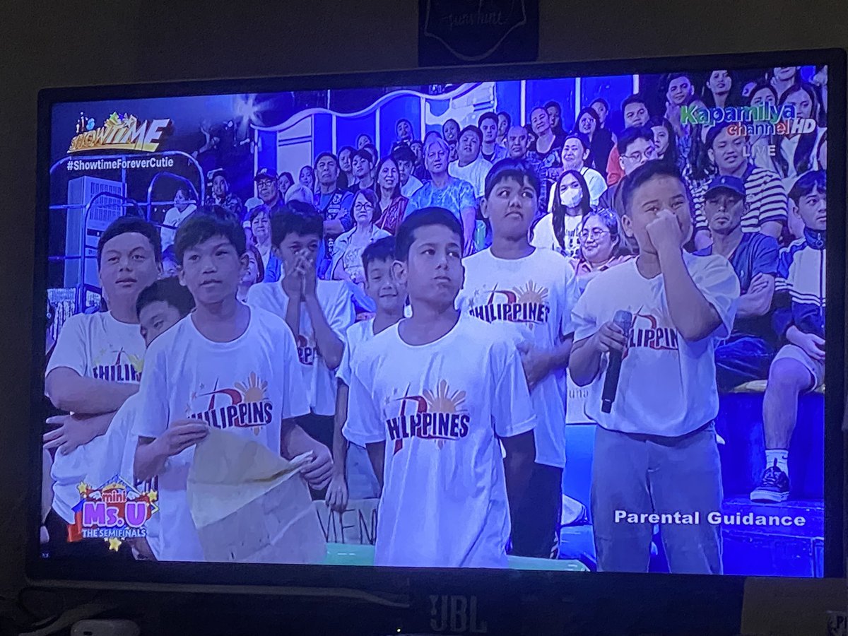 ivladimr's tweet photo. These kids asking Vice Ganda for donation as they leave for Singapore to compete. They deserve to be supported by the Philippine government sa laki ng confidential funds na inilalaan sa mga pulitiko. #ShowtimeForeverCutie https://t.co/ItFWyrcv4V